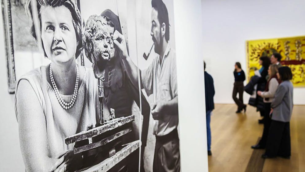 Le MBCA rend hommage à la galeriste et collectionneuse Alice Pauli - Gallery. Alice Pauli (à gauche) photographiée dans l'atelier d'un sculpteur vers 1955.