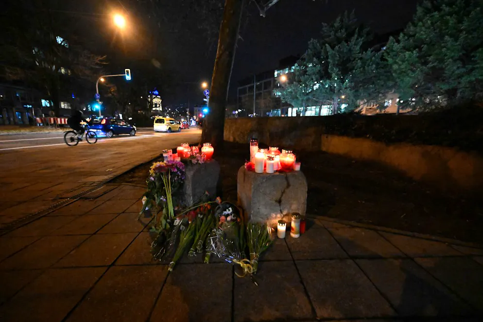 Fahrzeug in München in Menschengruppe gefahren - Gallery. Blumen und Kerzen stehen in der Münchner Innenstadt in der Nähe des Stiglmaierplatzes, wo ein Auto in einen Demonstrationszug gefahren ist. Mehrere Menschen wurden zum Teil schwerst verletzt. 