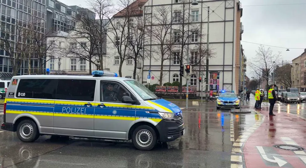 Fahrzeug in München in Menschengruppe gefahren - Gallery. Polizei «mit starken Kräften» vor Ort.