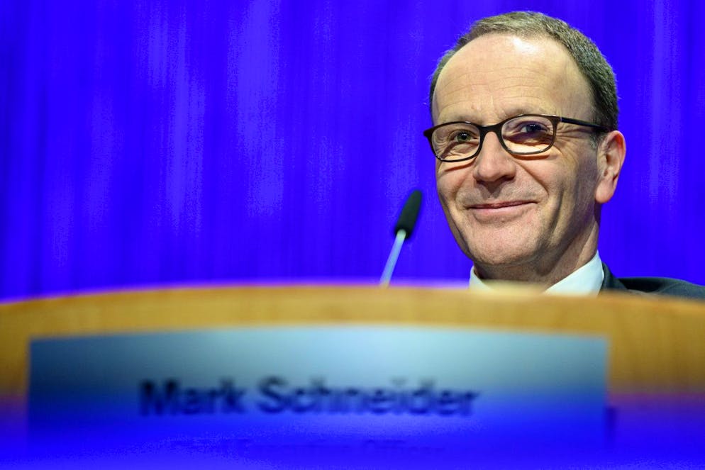 Mark Schneider, directeur général de Nestlé pendant huit ans, a pu se consoler avec une rémunération de 9,6 millions de francs de janvier à août 2024, avant d'être brutalement débarqué du géant veveysan fin août. 