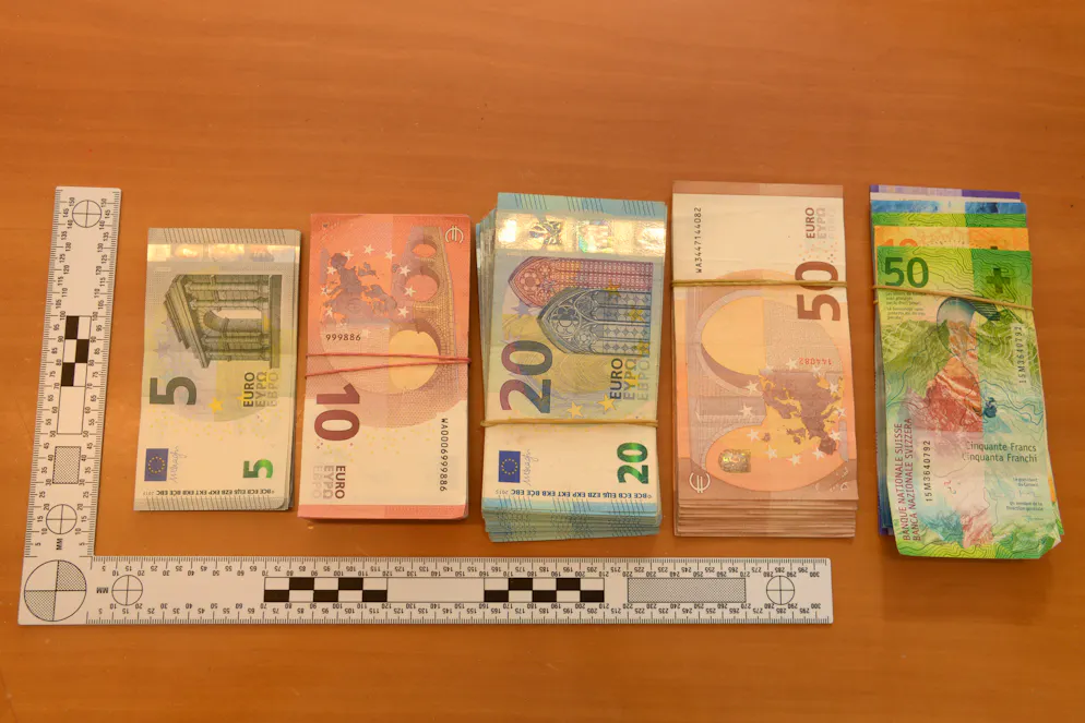 Behörden decken Millionen-Goldschmuggel in die Schweiz auf. Das Gold wurde in Italien aufgekauft und dann in die Schweiz geschmuggelt.