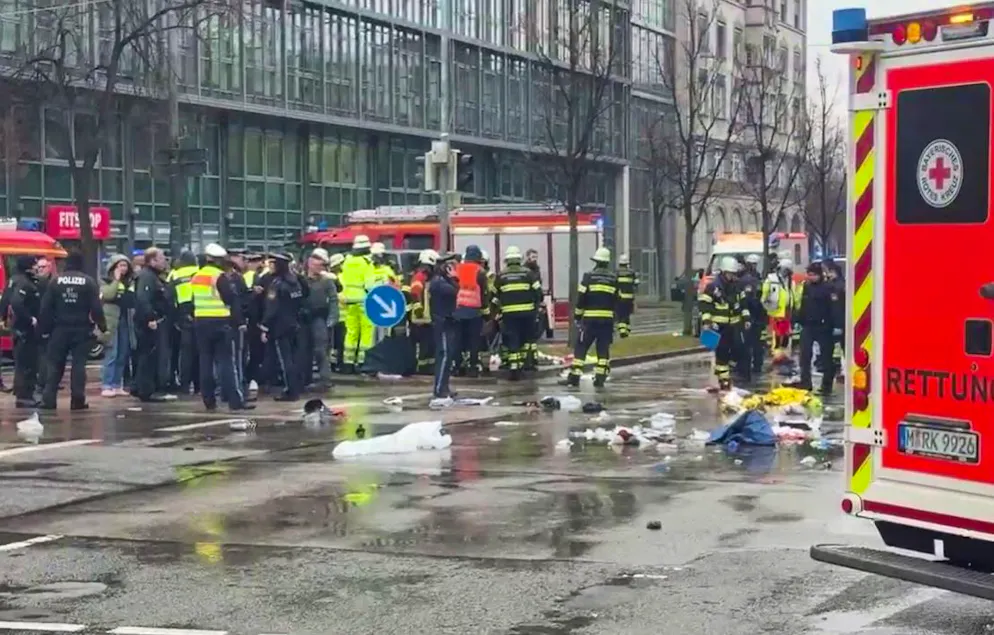 Fahrzeug in München in Menschengruppe gefahren - Gallery. Rettungskräfte stehen in der Nähe des Einsatzortes. 
