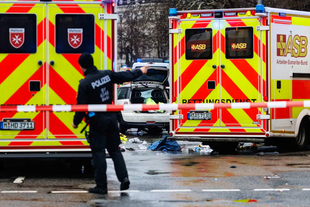 Monaco: un'auto investe la folla alla manifestazione dei sindacati. Secondo la polizia, 28 persone sono rimaste ferite e alcune riversano in condizioni gravi.