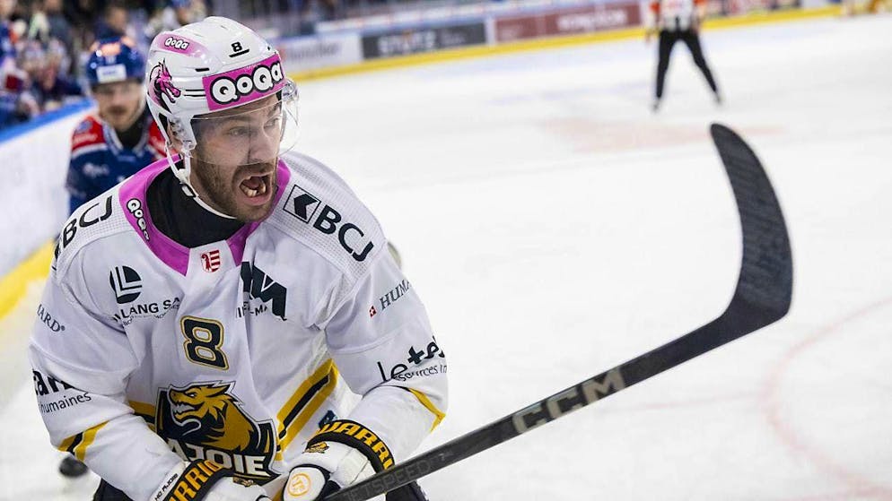 Forward Philip-Michael Devos remains with HC Ajoie until 2029