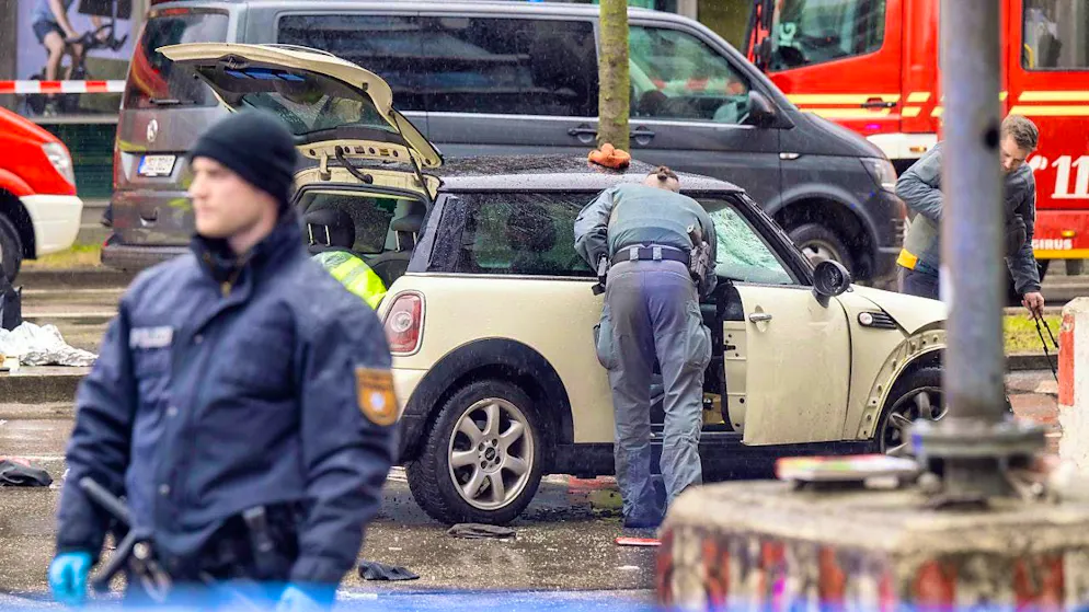 dpatopbilder - Police officers examine a car. Photo: Peter Kneffel/dpa