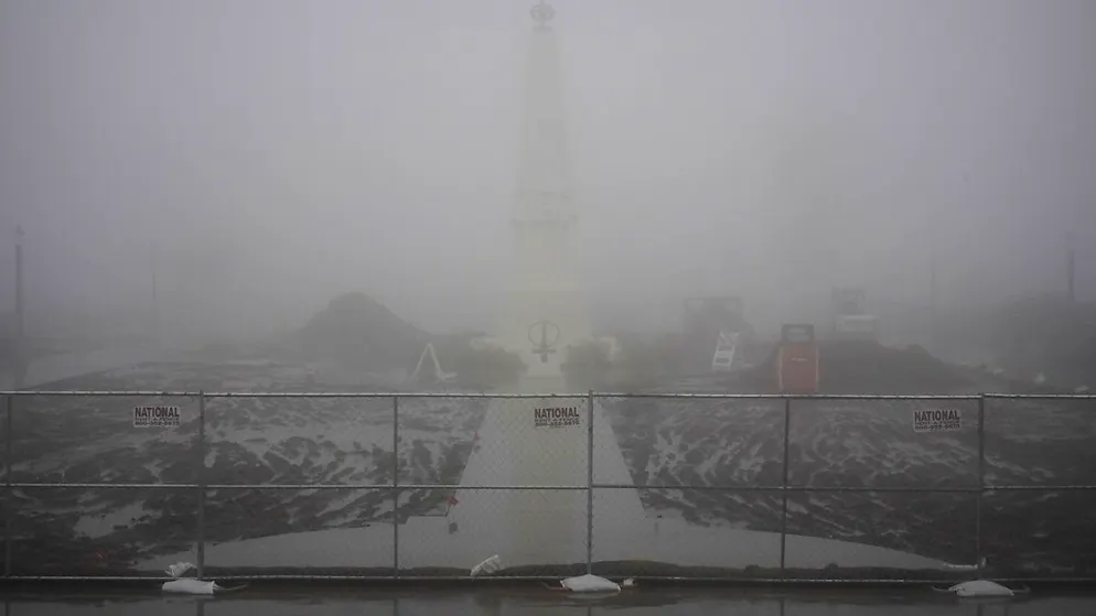 Tempête à Los Angeles, où l'observatoire public du Griffith Park est noyé dans le brouillard.