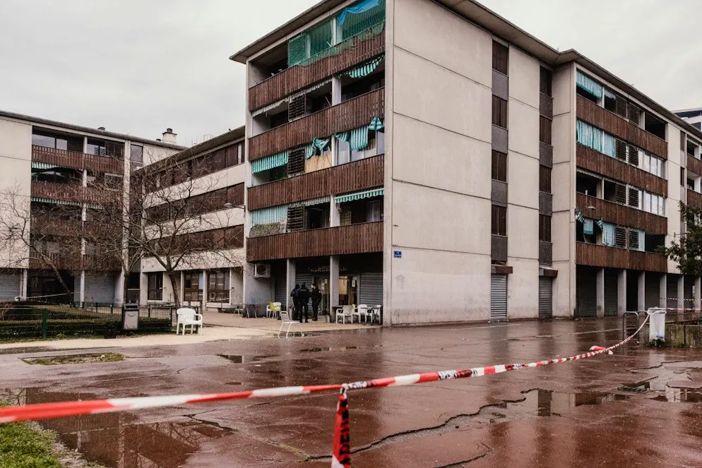Cette photographie montre un cordon de police bloquant le passage alors que des policiers montent la garde devant le bar Aksehir où une grenade a été lancée, dans le village olympique de Grenoble, le 13 février 2025 (archives).