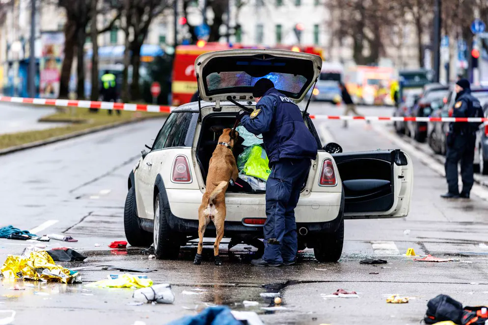 Fahrzeug in München in Menschengruppe gefahren - Gallery. Die Polizei untersucht mit einem Spürhund ein Auto unweit des Stiglmaierplatz. In der Münchner Innenstadt ist ein Fahrzeug in eine Menschengruppe gefahren. 