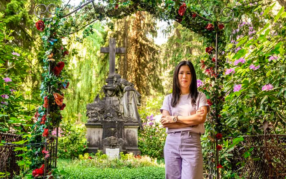 Für den zweiten Teil der «Terra X»-Reihe besucht Mai Thi Nguyen-Kim unter anderem das Grab von Schauspieler Jan Fedder auf dem Friedhof Ohlsdorf in Hamburg.