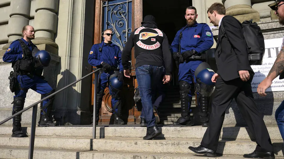 Die Mitglieder der Hells Angels und ihre Anwälte betreten das Berner Gerichtsgebäude für den ersten Prozess im Juni 2022. 