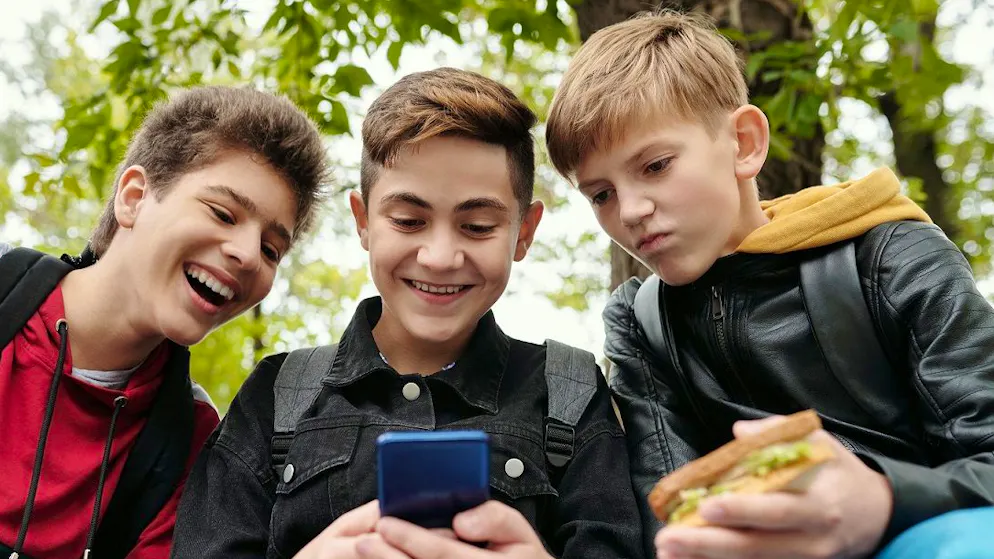 Heranwachsende sind im Internet oft schädlichen Inhalten ausgesetzt. Der Online-Elternabend von Swisscom hilft dabei, einen sicheren Umgang zu finden.