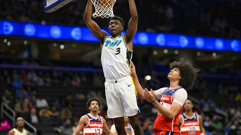 Kyshawn George (right) has to watch Thomas Bryant of the Indiana Pacers score.