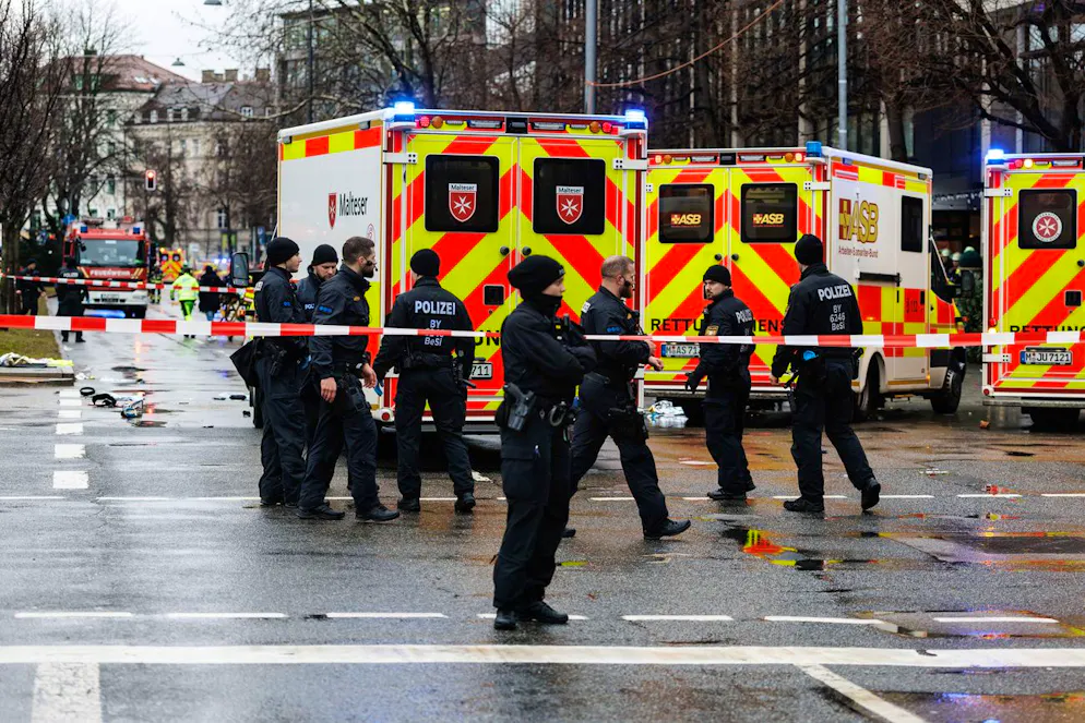 Fahrzeug in München in Menschengruppe gefahren - Gallery. Rettungskräfte stehen in der Nähe des Einsatzortes. 