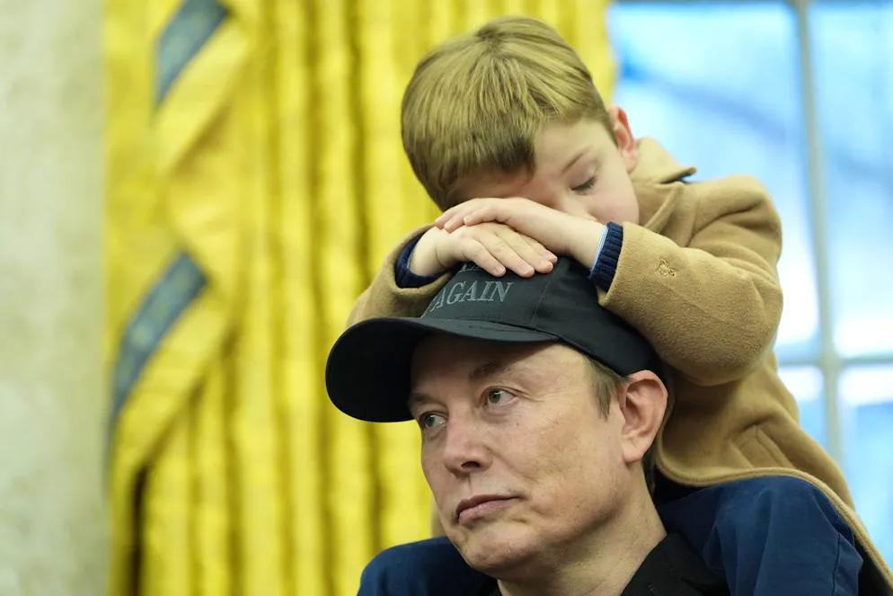 Grimes et Musk. Elon Musk, accompagné de son fils X Æ A-Xii, s'exprime dans le bureau ovale de la Maison Blanche, le mardi 11 février 2025, à Washington, lors d'un événement avec le président Donald Trump. (Photo/Alex Brandon)