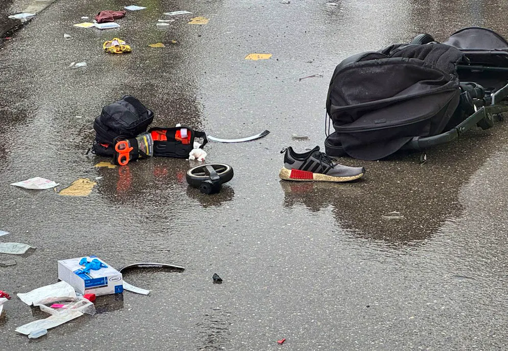 Fahrzeug in München in Menschengruppe gefahren - Gallery. Ein Kinderwagen liegt in der Nähe Einsatzortes.  