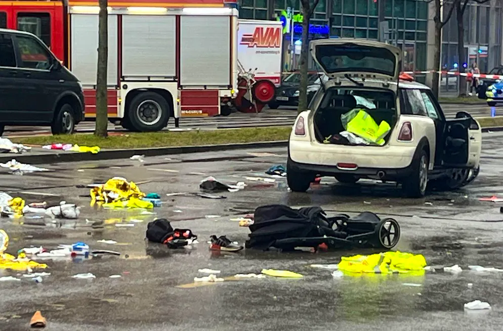 Fahrzeug in München in Menschengruppe gefahren - Gallery. Ein Auto in der Nähe des Einsatzortes. 