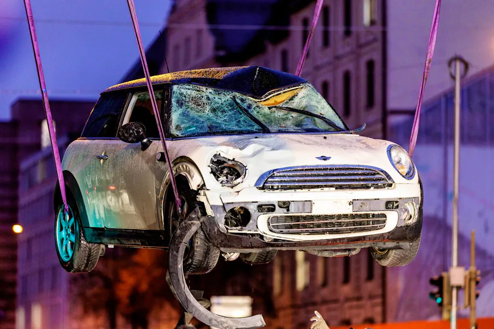 Fahrzeug in München in Menschengruppe gefahren - Gallery. Ein Auto wird am Einsatzort auf einen Abschleppwagen gehoben. In der Münchner Innenstadt ist ein Fahrzeug in eine Menschengruppe gefahren. 