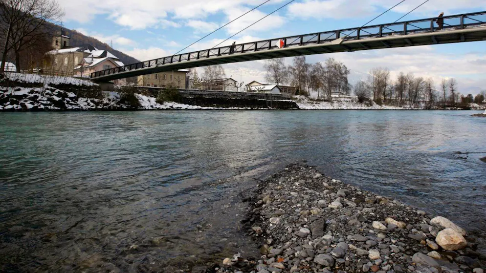 La passerelle de mobilité douce qui relie Bex à Massongex sera prochainement agrandie afin de permettre le passage de transports publics (photo d'archives)