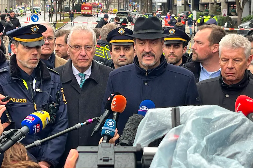 Fahrzeug in München in Menschengruppe gefahren - Gallery. Bayerns Ministerpräsident Markus Söder (CSU, M), Innenminister Joachim Herrmann (CSU, 2.v.l.) und Dieter Reiter (SPD, r) geben am Einsatzort ein Statement. In der Münchner Innenstadt ist ein Fahrzeug in eine Menschengruppe gefahren.  