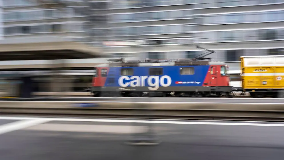 Eine SBB Cargo-Lokomotive und ein Waggon der Schweizer Post, fotografiert im Bahnhof Zürich-Altstetten. (Archivbild)