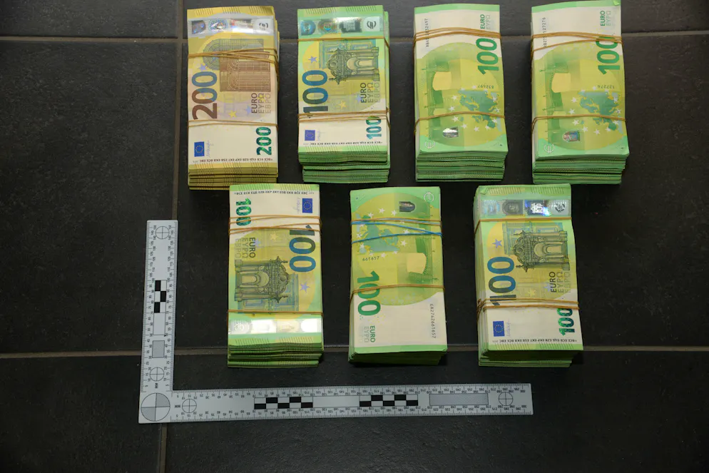 Behörden decken Millionen-Goldschmuggel in die Schweiz auf. Beschlagnahmtes Bargeld: Die Schmuggler machten Millionen mit in der Schweiz verkauftem Gold.