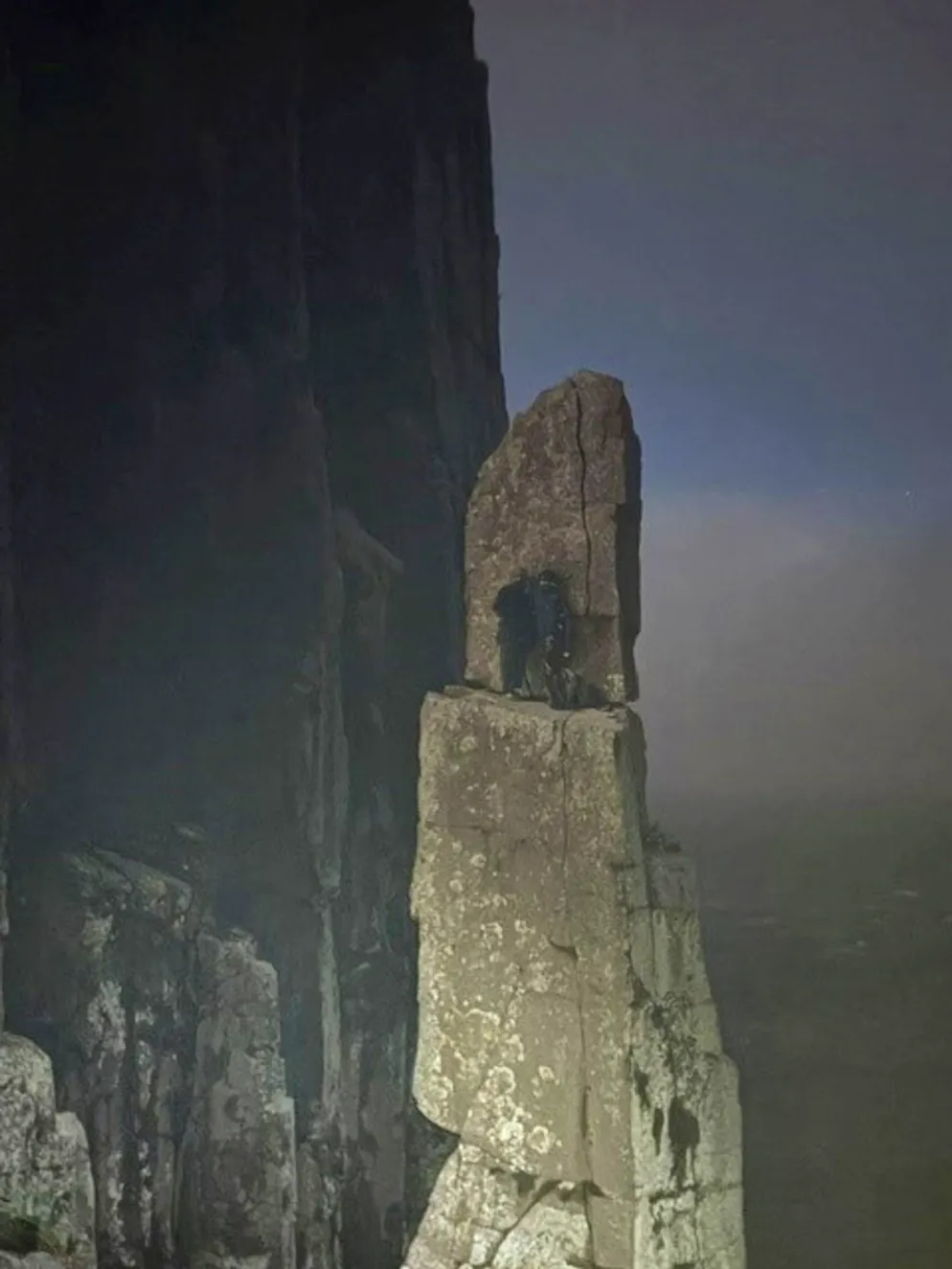 Auf Felsnadel gefangen: Kletterer von «Totem Pole» gerettet - Gallery. In schwindelerregender Höhe waren die Kletterer stundenlang auf einem kleinen Felsvorsprung gefangen. 