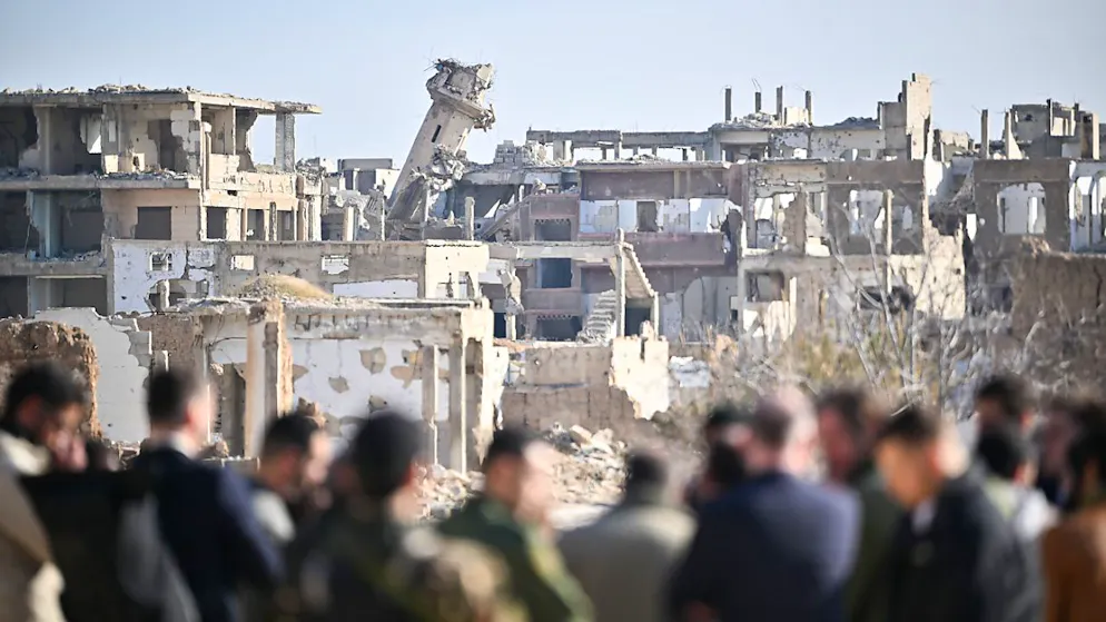 ARCHIV - Eine Gruppe mit Svenja Schulze (SPD), Bundesministerin für wirtschaftliche Zusammenarbeit und Entwicklung, steht im Stadtteil Dschubar während eines Besuchs in Syrien. Foto: Sebastian Gollnow/dpa