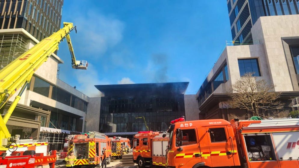 Il rogo, secondo le prime rilevazioni, sarebbe partito dal primo piano del cantiere dove erano stati immagazzinati i materiali isolanti.