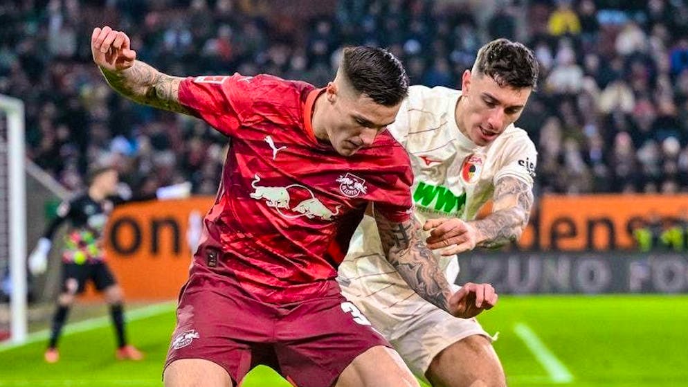 Cédric Zesiger (right) also plays his fourth game for Augsburg without conceding a goal.