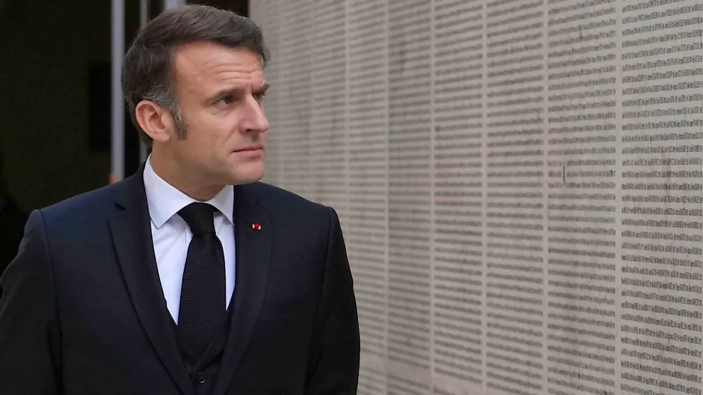 Der französische Präsident Emmanuel Macron geht während der Feierlichkeiten zum 80. Jahrestag der Befreiung des Nazi-Vernichtungslagers Auschwitz-Birkenau an der Namenswand der Pariser Holocaust-Gedenkstätte vorbei. Foto: Thibault Camus/AP Pool/AP/dpa