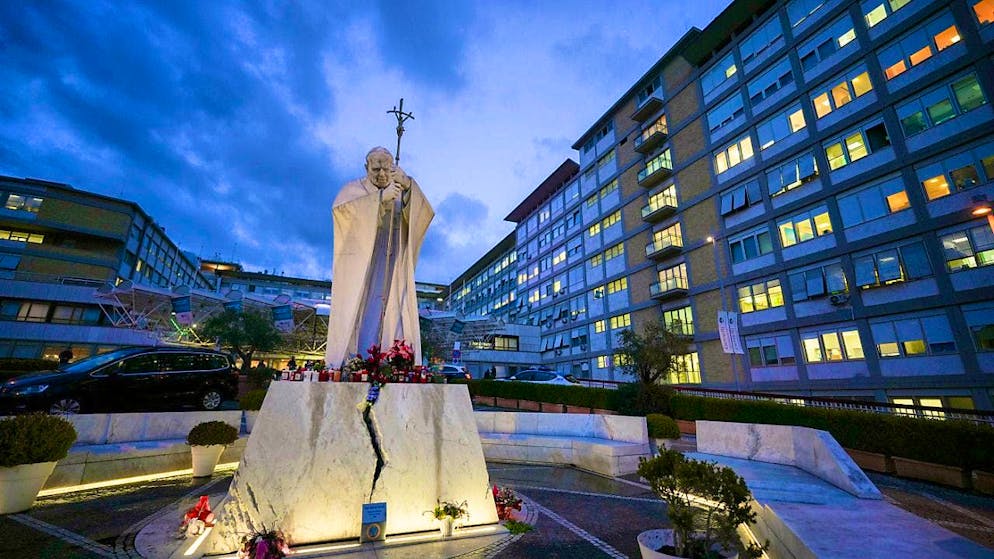 dpatopbilder - A view of the Agostino Gemelli Polyclinic, where Pope Francis was hospitalized. Photo: Andrew Medichini/AP/dpa