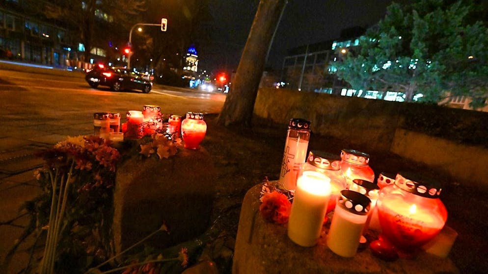Flowers and candles stand in the center of Munich near Stiglmaierplatz, where a car drove into a demonstration. Several people were injured, some of them seriously. Photo: Felix Hörhager/dpa