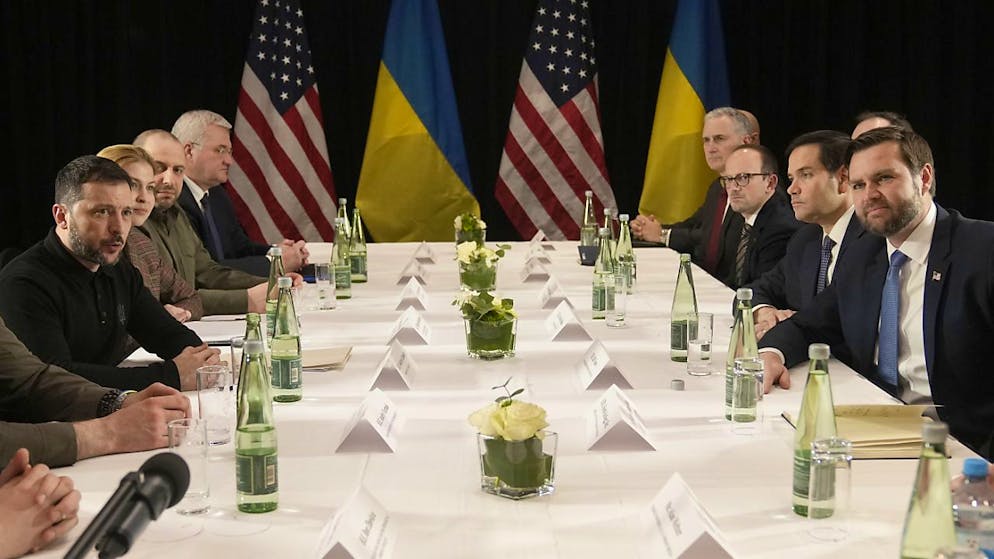 L'incontro fra il presidente ucraino Volodymyr Zelenskyy e il vicepresidente statunitense J. D.  Vance a Monaco.