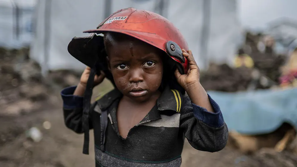 Les dernières violences ont déjà fait près de 3000 morts selon l'ONU. A Goma, la situation humanitaire est alarmante. L'accès à l'eau est toujours partiellement coupé, certains habitants allant puiser dans le lac Kivu où des corps ont été repêchés après les combats dans la ville.