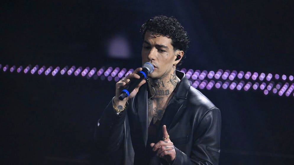 A tutto Festival. Tony Effe furioso a Sanremo: «Mi hanno levato la collana prima di salire sul palco»