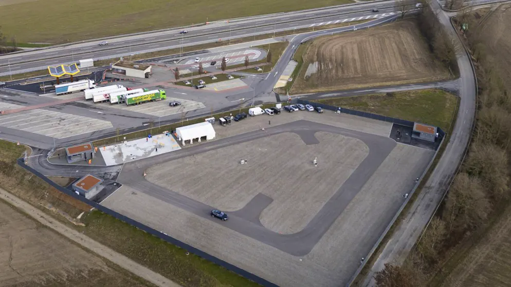 Le canton de Berne a présenté vendredi l'aire de transit pour les gens du voyage étrangers qui a été aménagée à côté de l'aire de service autoroutière de Wileroltigen sur l'A1.