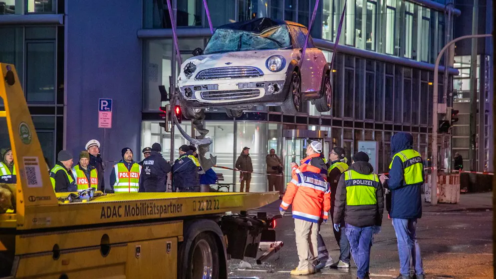 Der bei der Tat in München verwendete Mini Cooper wurde am Montagabend auf einen Abschleppwagen gehievt. 