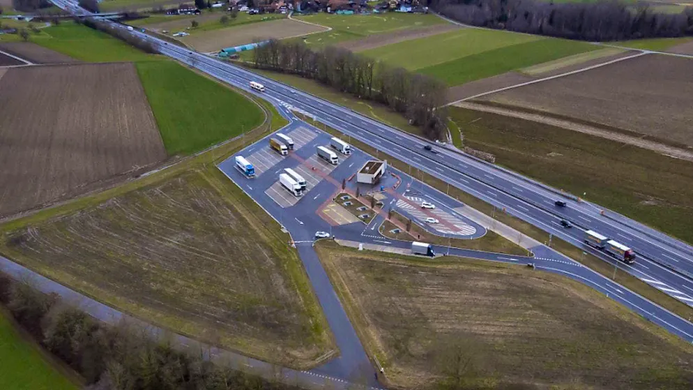 The site on the A1 highway near Wileroltigen BE will offer space for 36 caravans of foreign travelers from March. (archive picture)