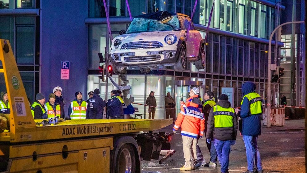 The Mini Cooper used in the crime in Munich was hoisted onto a tow truck on Monday evening.