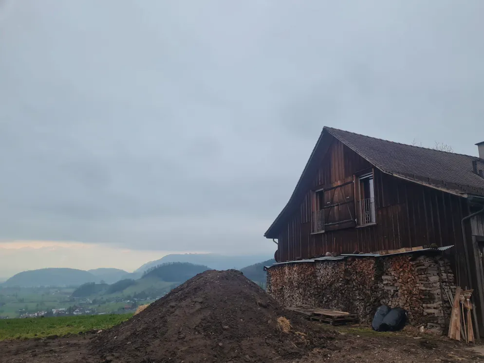 Markus Ritter. Von Ritters Hof aus geniesst man einen weiten Ausblick auf das St. Galler Rheintal.