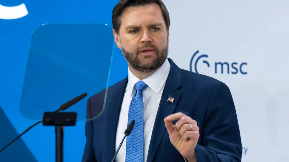 J.D. Vance, Vizepräsident der Vereinigten Staaten von Amerika, spricht bei der Münchner Sicherheitskonferenz. Foto: Sven Hoppe/dpa