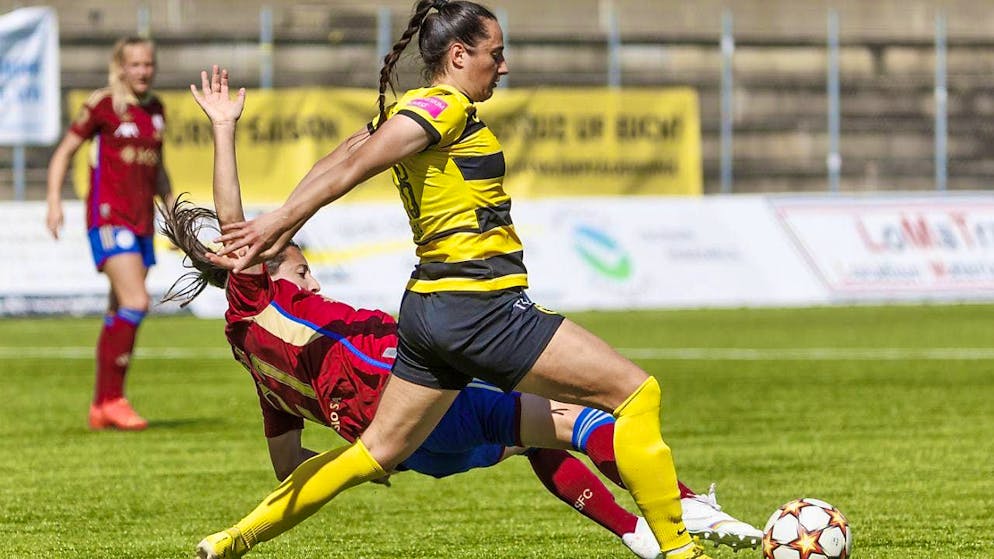 Servette's Maéva Clémaron in a duel with Cristina Carp of Young Boys.