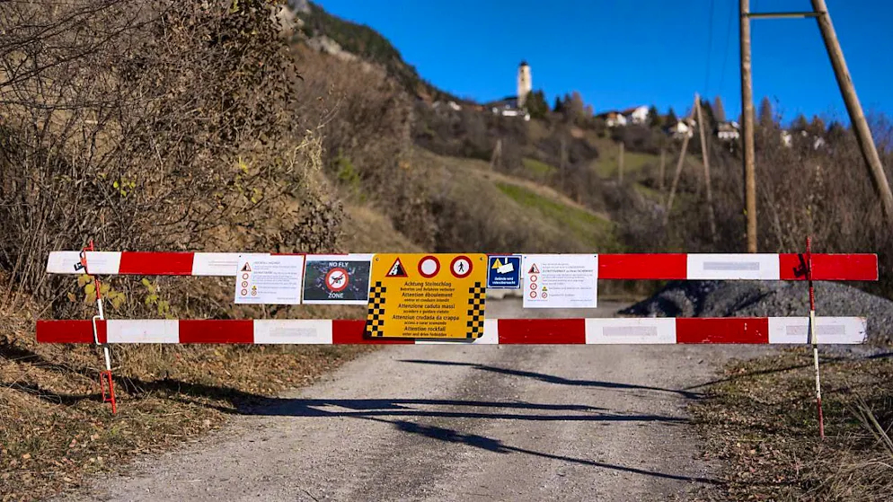Brienz GR has been evacuated since November 17, 2024 due to the threat of a rock avalanche. On Saturday, residents were allowed back briefly for the first time. (archive image)
