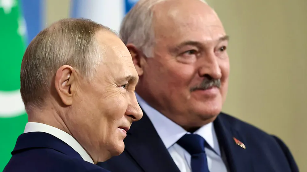 ARCHIV - Der russische Präsident Wladimir Putin (l) und der Präsident von Belarus, Alexander Lukaschenko, posieren für ein Foto beim Treffen der Gemeinschaft Unabhängiger Staaten (GUS) im Kurort Igora in der Region Leningrad. Foto: Alexander Demyanchuk/Sputnik/Kremlin Pool/AP/dpa/Archivbild