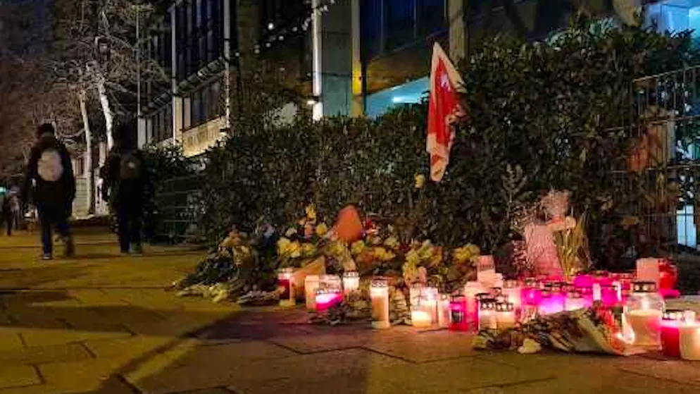 Blumen und Kerzen stehen auf dem Bürgersteig in der Nähe der Stelle, wo am 13.02.2025 ein Auto in eine Gruppe von Demonstranten gefahren war.