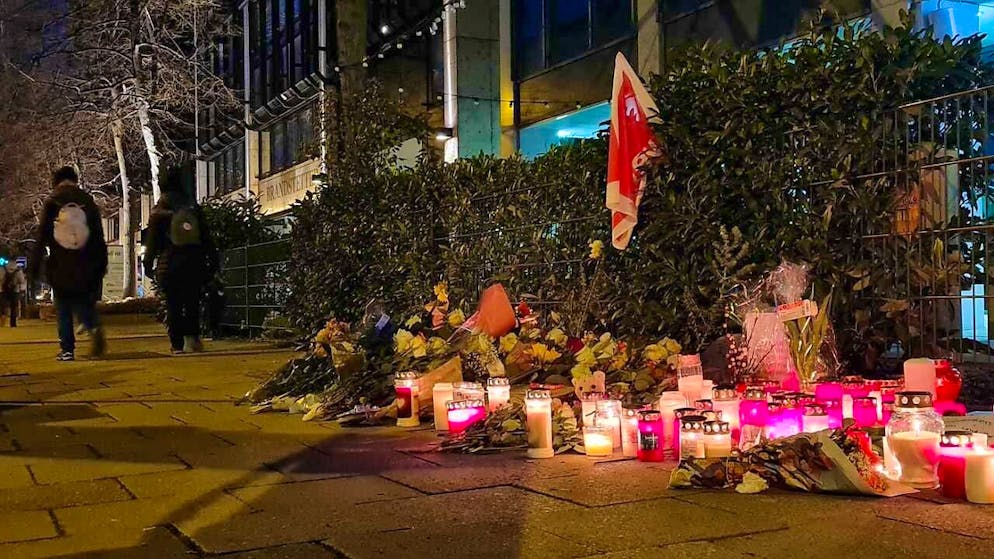 Flowers and candles stand on the sidewalk near the spot where a car drove into a group of protesters on February 13, 2025. Photo: Pia Bayer/dpa