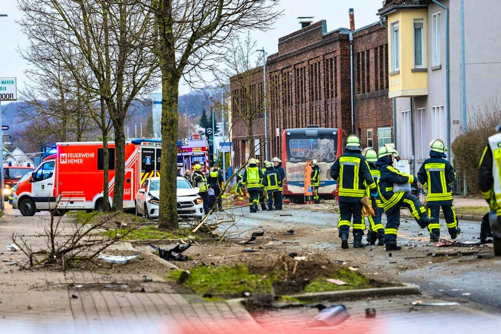 Accident involving a bus and five cars - two people's lives in danger - Gallery. Two people were critically injured.