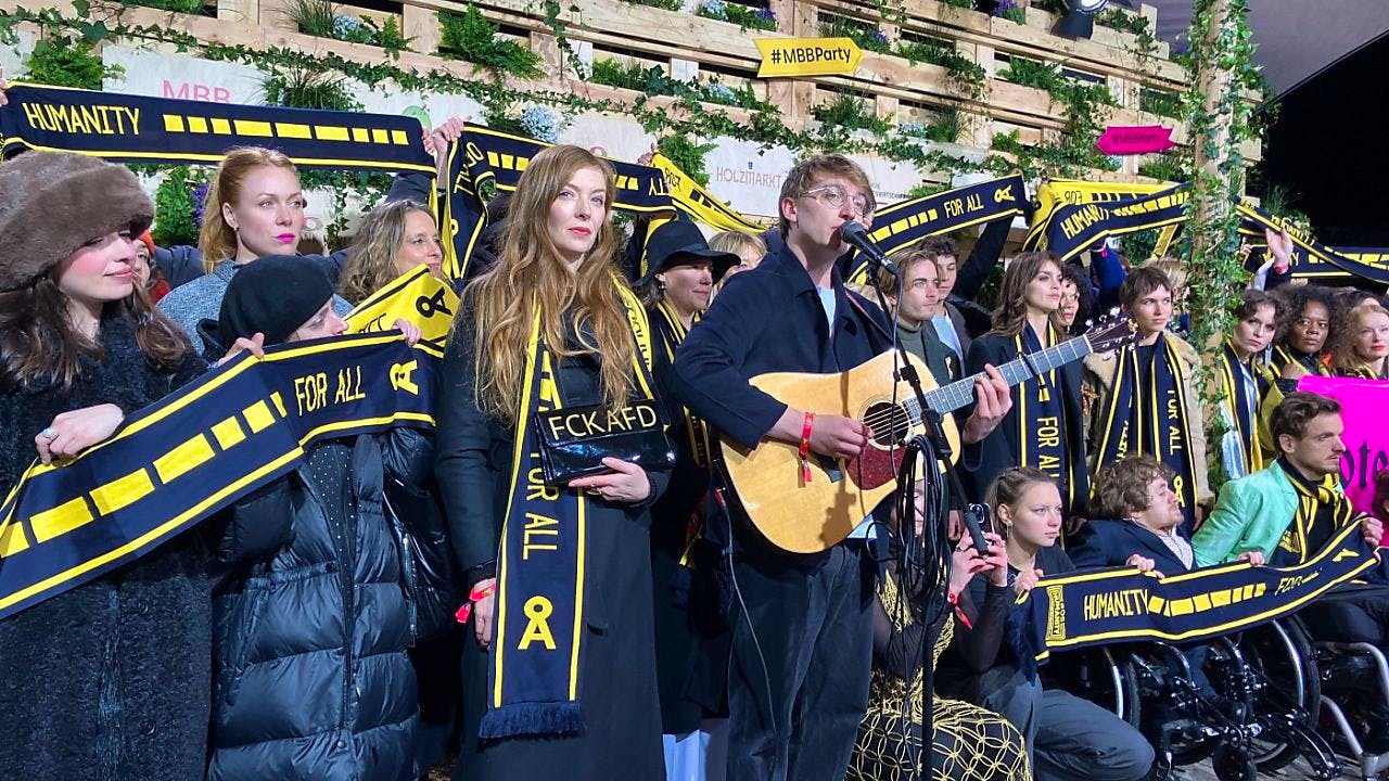 Aktuell. Protest auf Berlinale-Feier: Promis warnen vor Rechtsruck