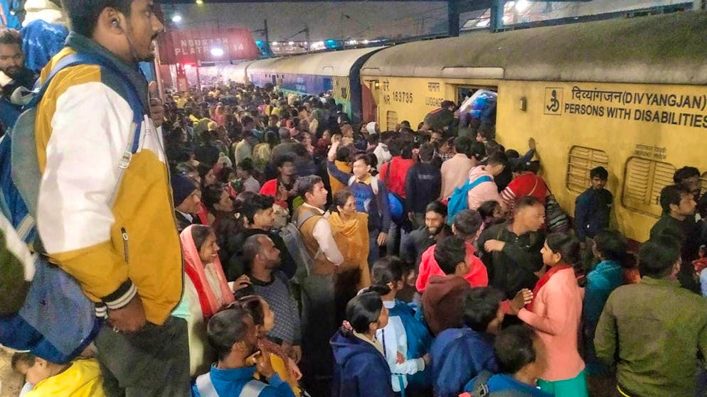 Passengers jostle to board a train at New Delhi railroad station. (Archive)