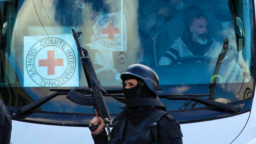ARCHIVE - An International Committee of the Red Cross (ICRC) bus arrives in Ramallah at the end of January with Palestinian former inmates of the Ofer military prison. Photo: Ayman Nobani/dpa